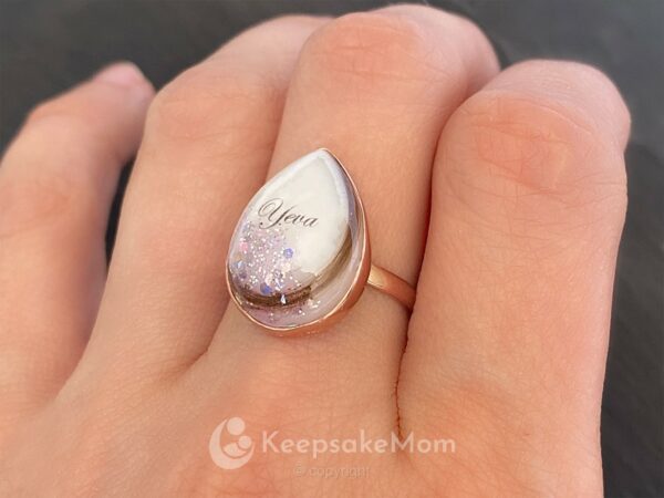 KeepsakeMom-breastmilk-jewelry-breastmilk-ring-The-Original-Ring-rose-gold-shimmer-modeled