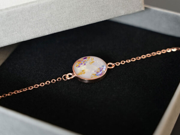 breastmilk-jewelry-disc-bracelet-purple-flakes-gold-flakes-pearl-powder-keepsakemom