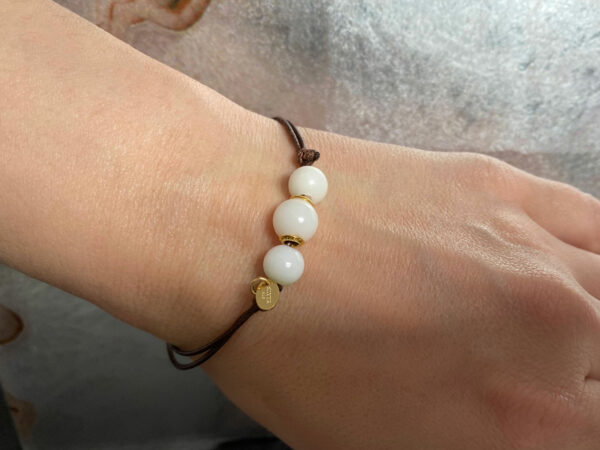 breastmilk-bracelet0three-pearls-gold-cores-modeled-keepsakemom