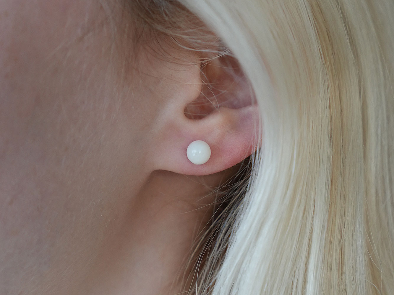 breastmilk-jewelry-pearl-earrings-model-keepsakemom