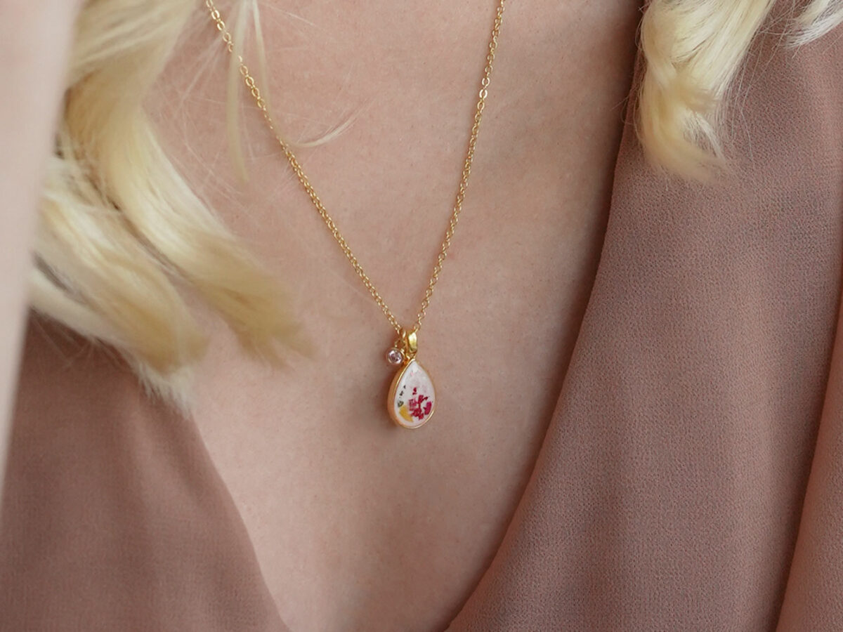 breastmilk jewelry teardrop pear shaped necklace in gold on a blonde model from keepsakemom