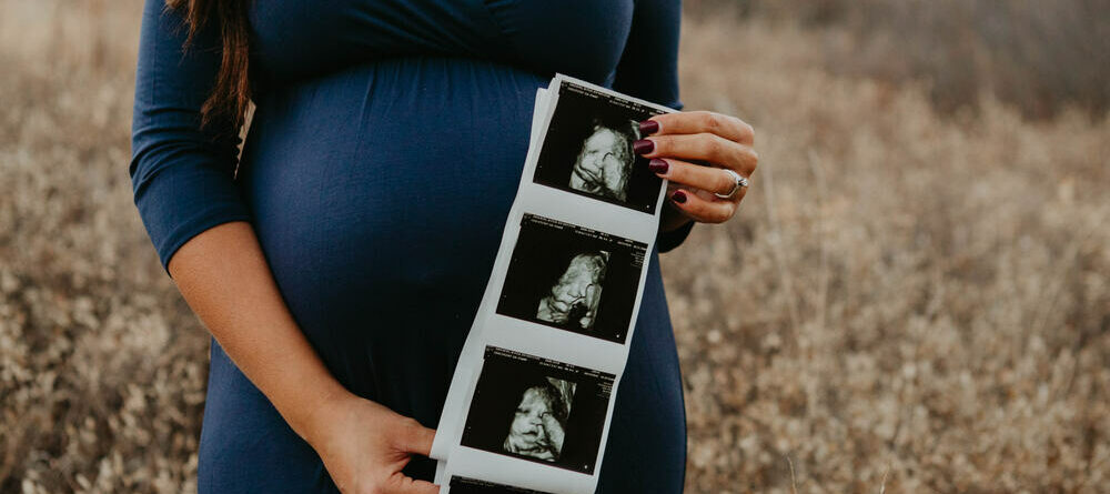 Mom-to-be pregnancy announcement photoshoot