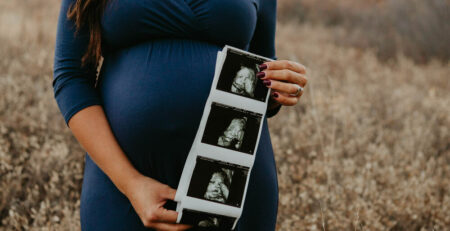 Mom-to-be pregnancy announcement photoshoot