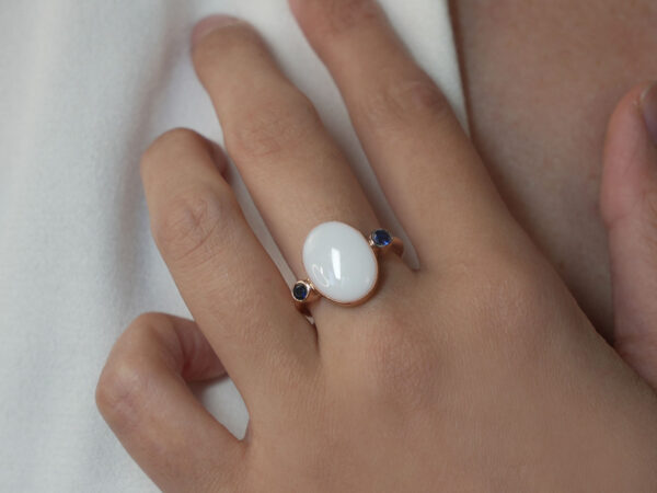 breastmilk jewelry ring on a model hand close-up in rose gold oval