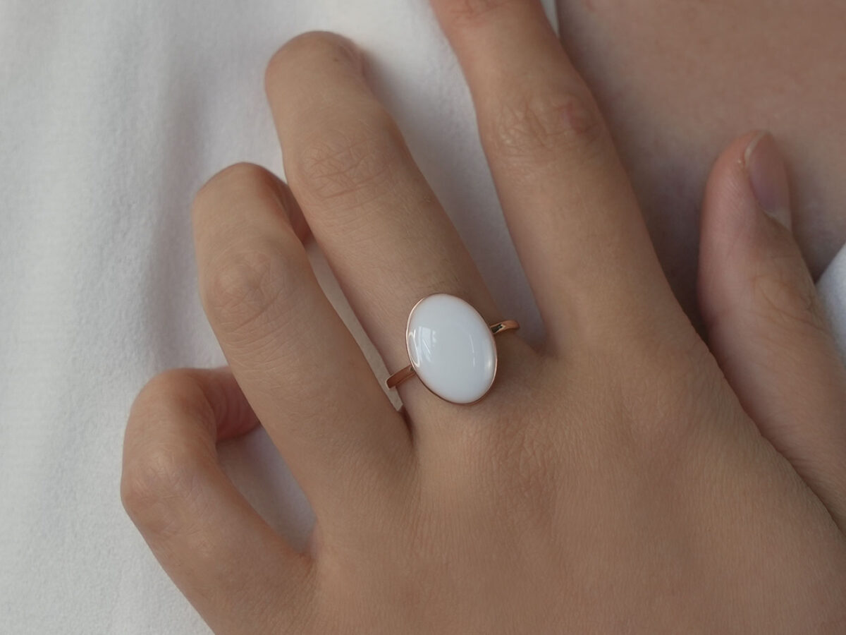 breastmilk jewelry ring on a model hand close-up in rose gold oval