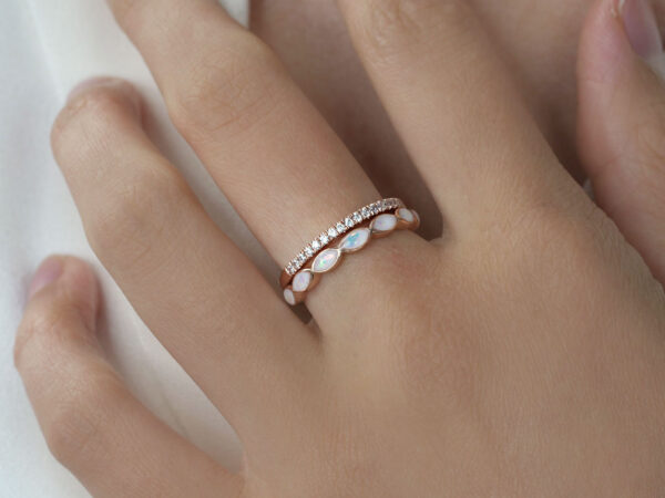 breastmilk-rings-sterling-silver-keepsakemom-model-hand