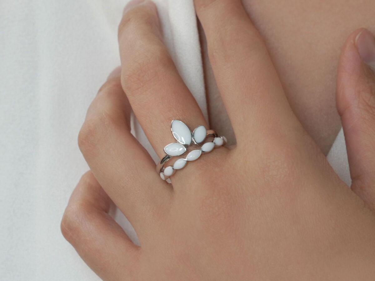 breastmilk-rings-sterling-silver-keepsakemom-model-hand