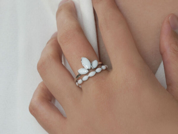 breastmilk-rings-sterling-silver-keepsakemom-model-hand
