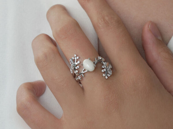 breastmilk-rings-sterling-silver-keepsakemom-model-hand