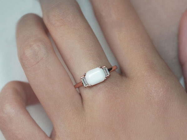 breastmilk-jewelry-ring-in-rose-gold-on-model-hand-keepsakemom