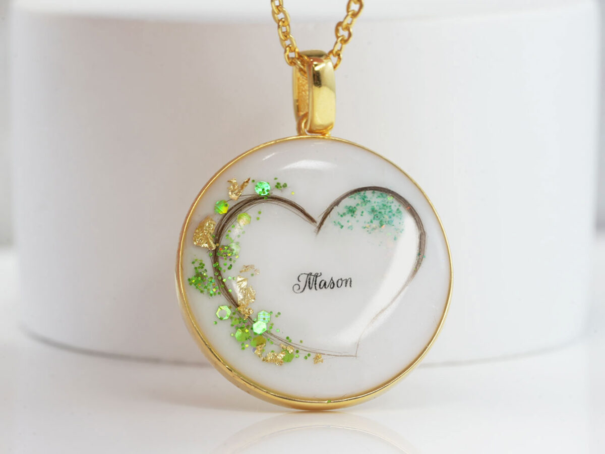 breastmilk-jewelry-necklace-disc-gold-heart-hairgreen-flakes-keepsakemom