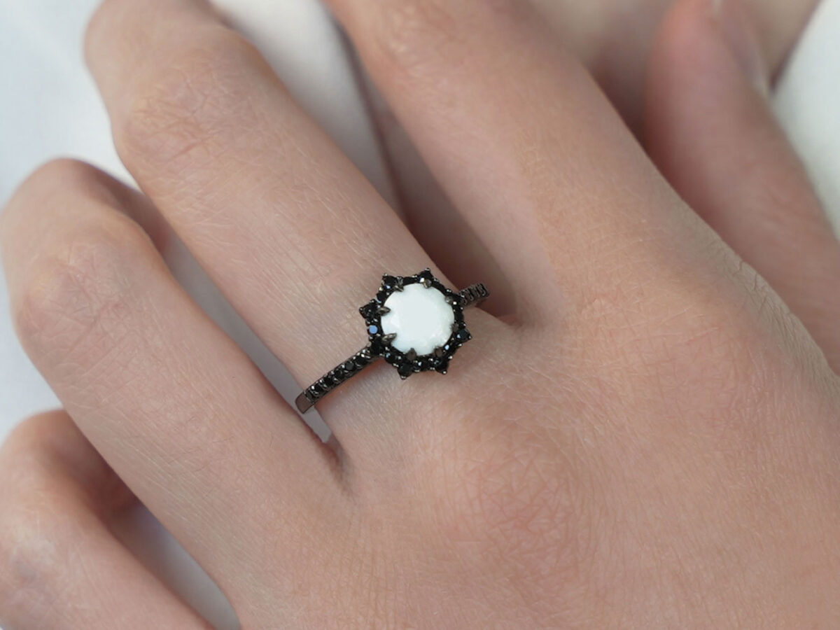breastmilk-ring-model-hand-keepsakemom-sterling-silver-gold-plated-real-gems-black-spinel-black metal