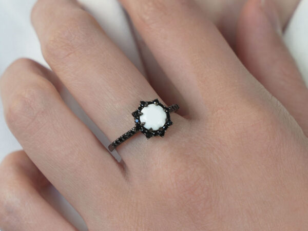 breastmilk-ring-model-hand-keepsakemom-sterling-silver-gold-plated-real-gems-black-spinel-black metal