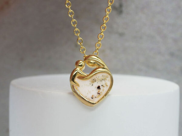breastmilk jewelry necklace with placenta, umbilical cord and ashes in yellow gold plating heart shaped with baby and mother outline from keepsakemom