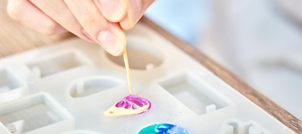 Making resin jewelry in a silicone mold