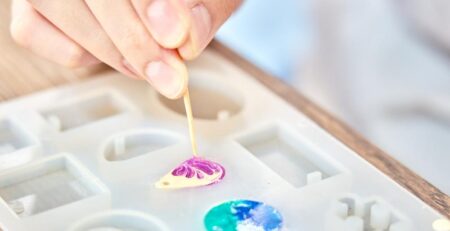 Making resin jewelry in a silicone mold